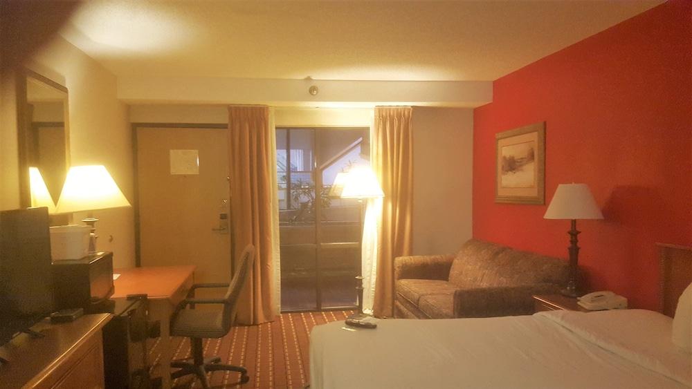Salina Ambassador Hotel and Conference Center photo 8
