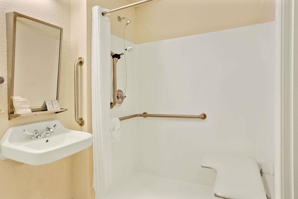 Microtel Inn & Suites by Wyndham Bryson City photo 10