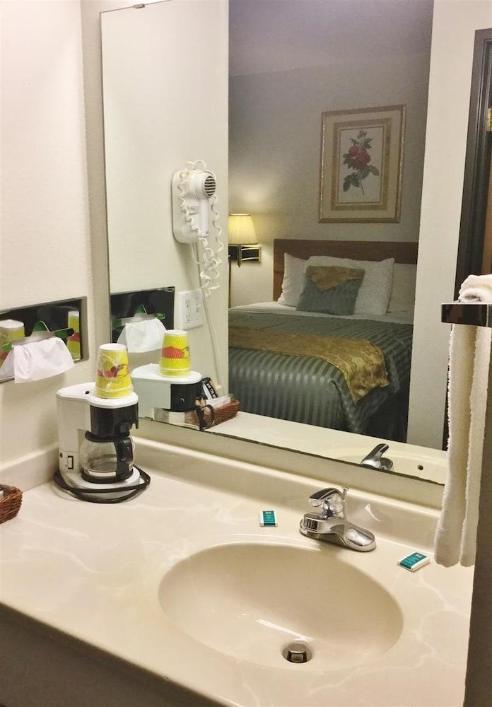 Capital O Amerihost Inn and Suites Fulton Hwy 54 MO photo 20
