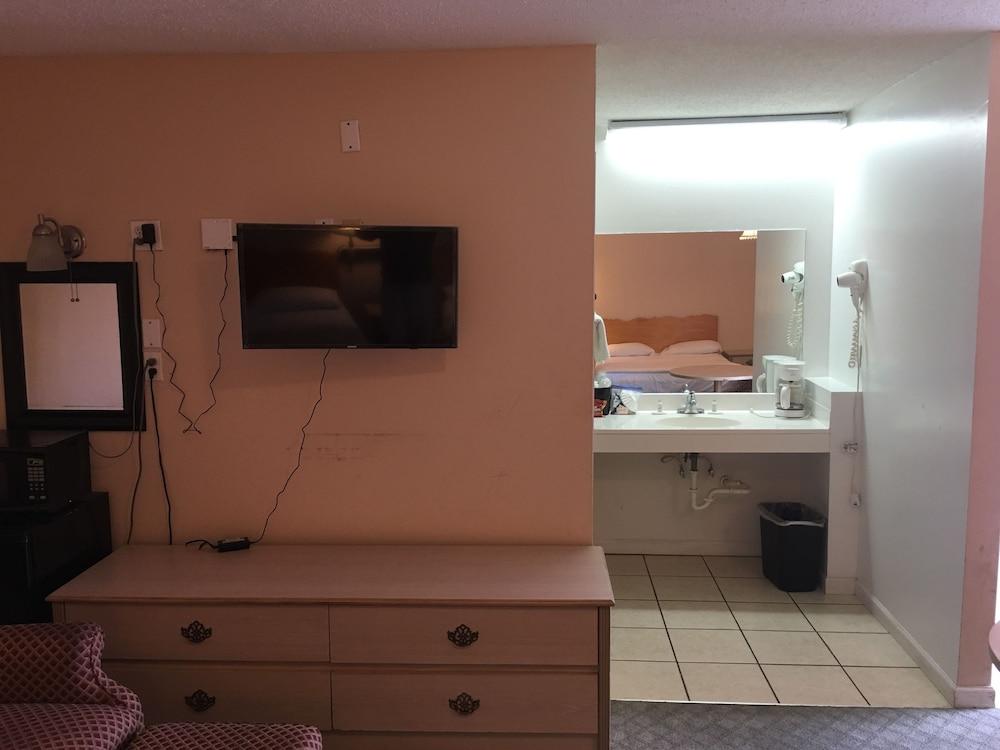 Dixie Plaza Hotel photo 18