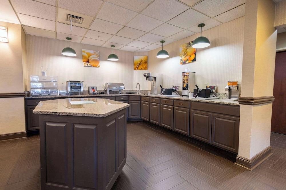 Comfort Suites Springfield I-70 photo 96