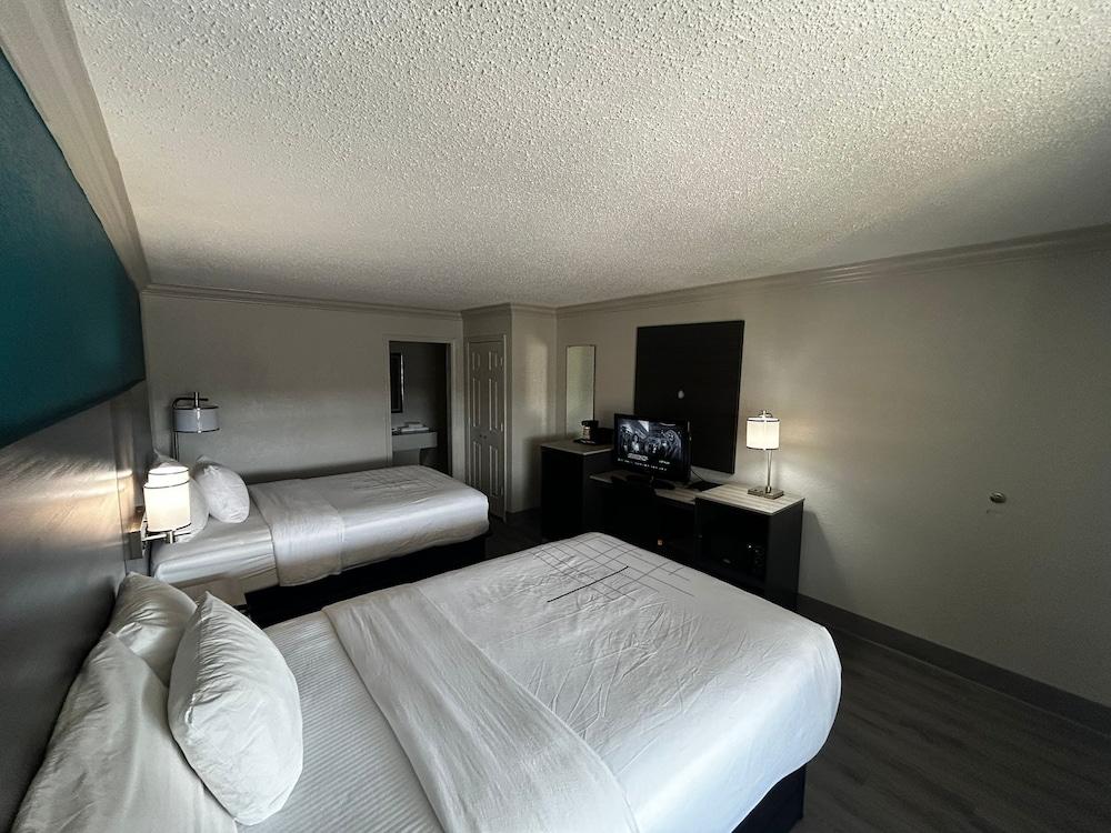 Quality Inn & Suites photo 8