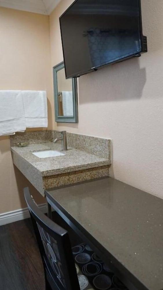 Holly Crest Hotel - Los Angeles, LAX Airport photo 14