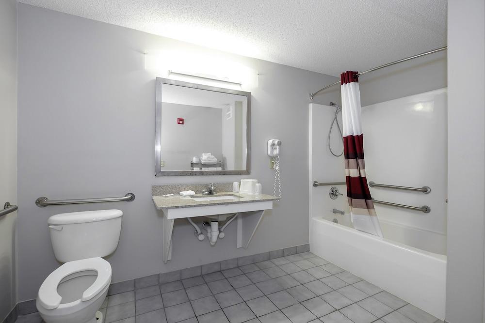 Red Roof Inn Defuniak Springs photo 16