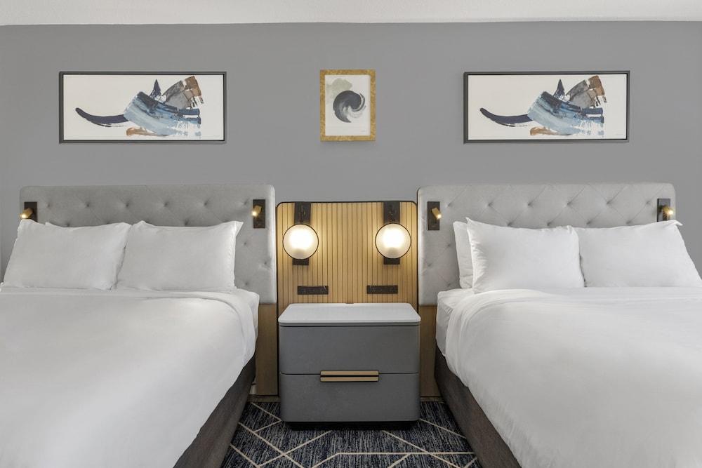 Crowne Plaza Virginia Beach Town Center by IHG photo 11