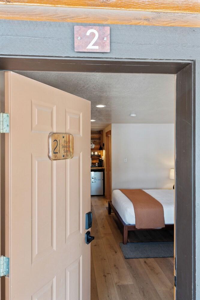 Duck Creek Village Inn photo 99