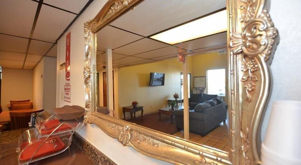 Econo Inn and Suites photo 9