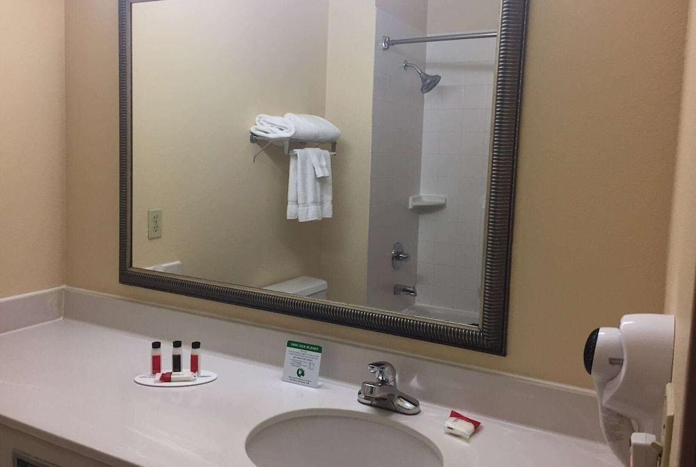 Baymont by Wyndham Portage Indiana Dunes photo 11