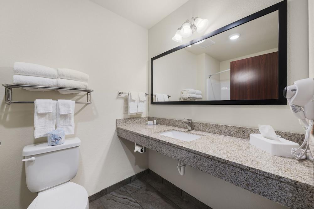 Cobblestone Hotel & Suites-RussellsPoint photo 6