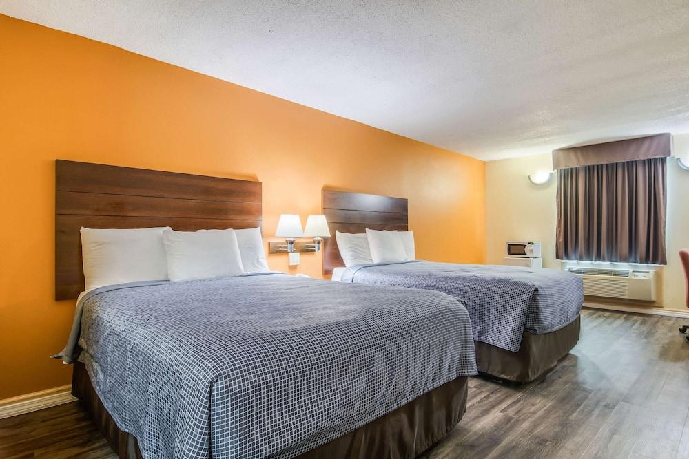 Econo Lodge At Six Flags photo 7