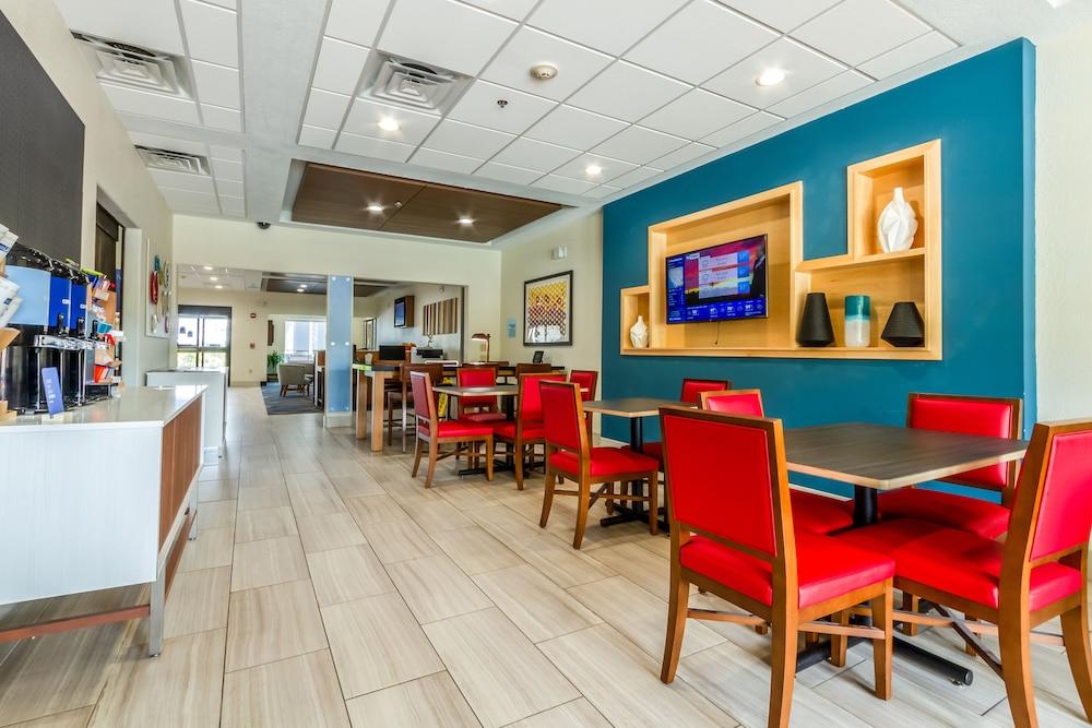 Holiday Inn Express & Suites Hearne by IHG photo 20
