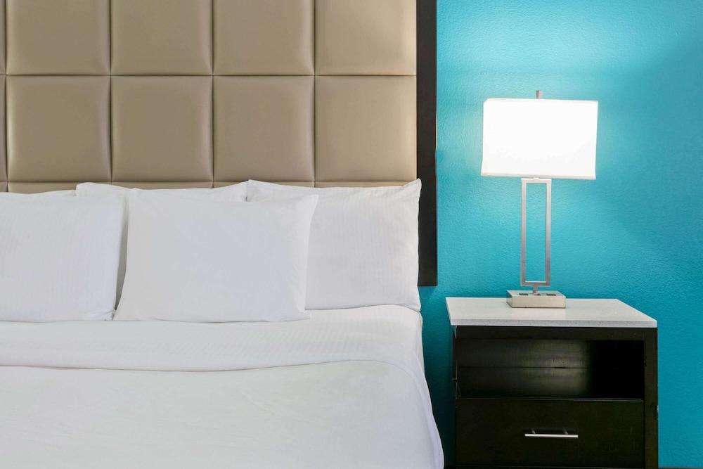 La Quinta Inn & Suites by Wyndham Paris photo 9