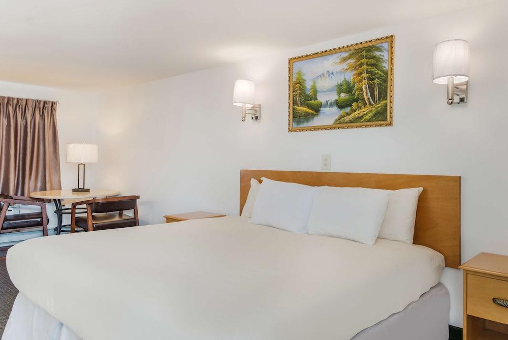 Americas Best Value Inn & Suites Hyannis Cape Cod photo 23
