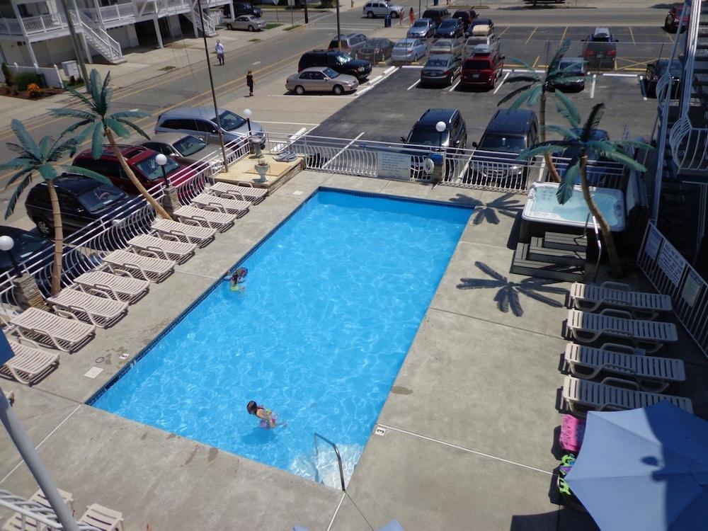 Quarterdeck Motel photo 2