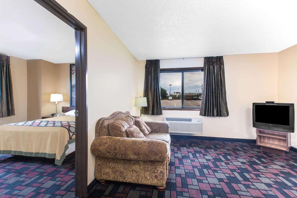 Super 8 by Wyndham Boonville photo 12