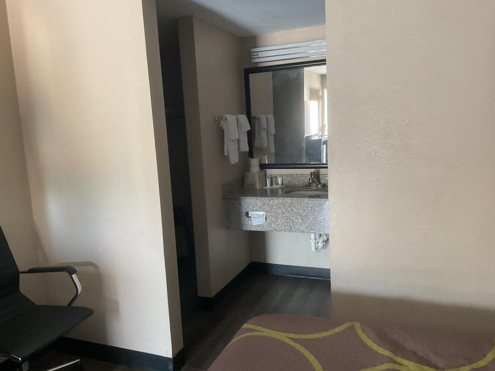 Super 8 by Wyndham Chattanooga/East Ridge photo 36