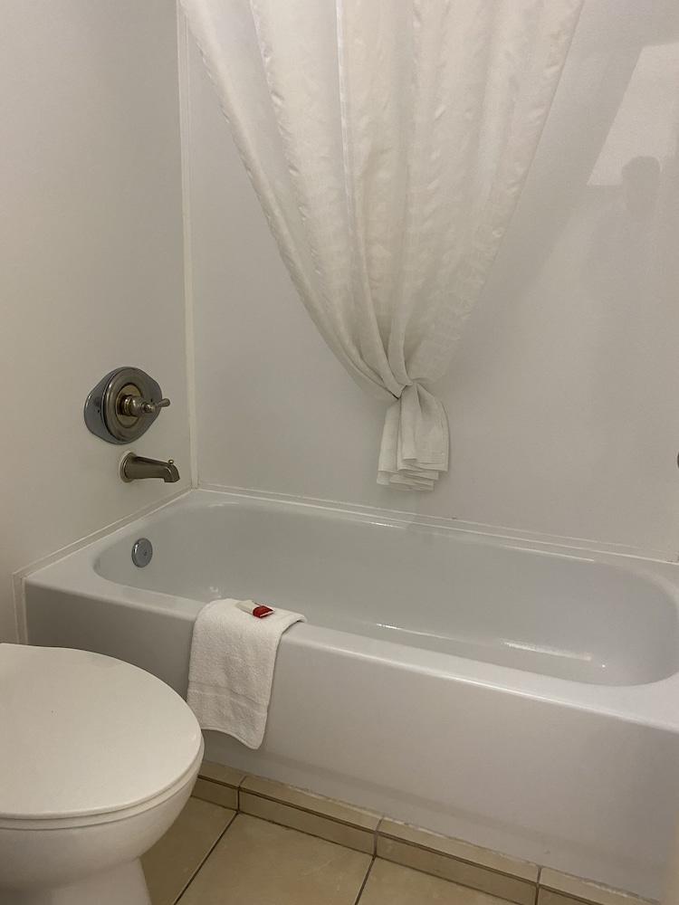 Days Inn by Wyndham Brunswick/St. Simons Area photo 4