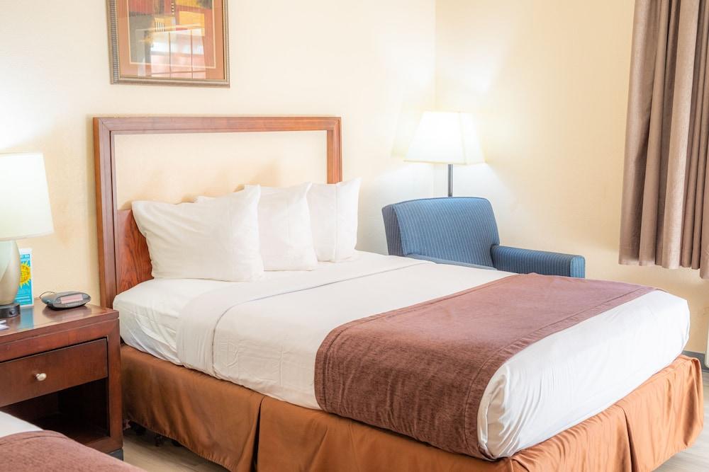 Red Roof Inn & Suites Hinesville photo 37