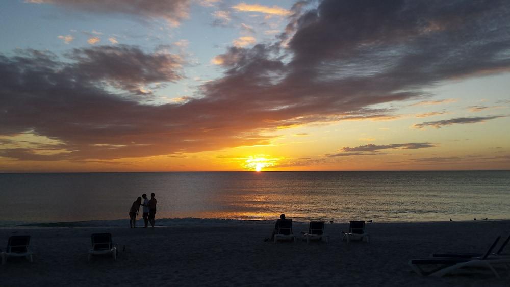 Sandcastle Resort at Lido Beach photo 32