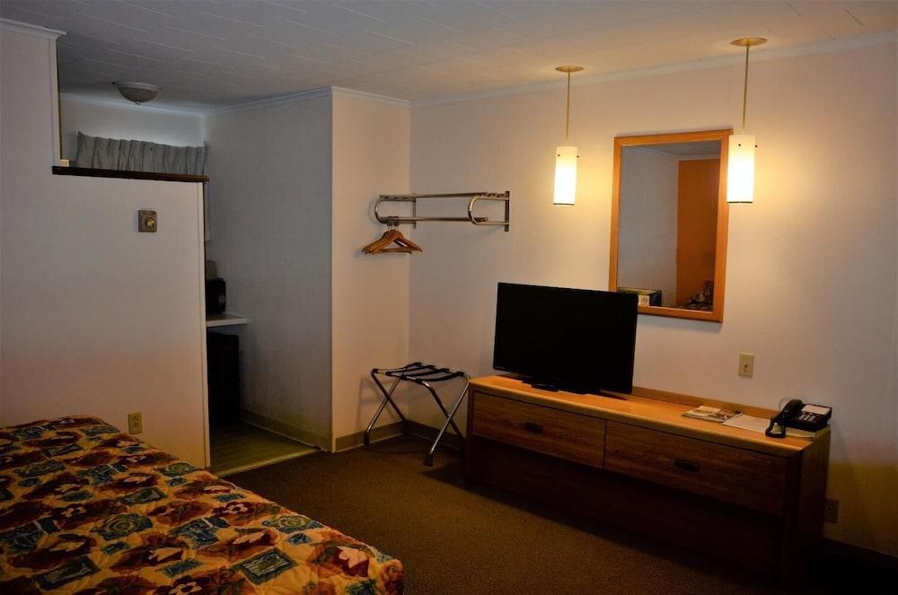 Budget Host Inn Iron Mountain photo 16