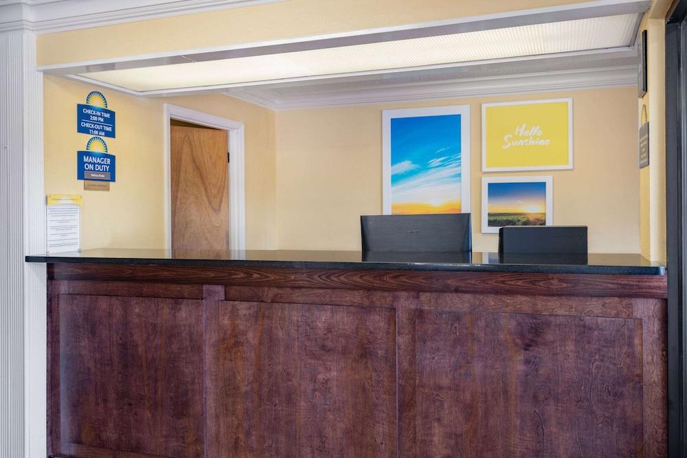 Days Inn by Wyndham Macon I-475 photo 9