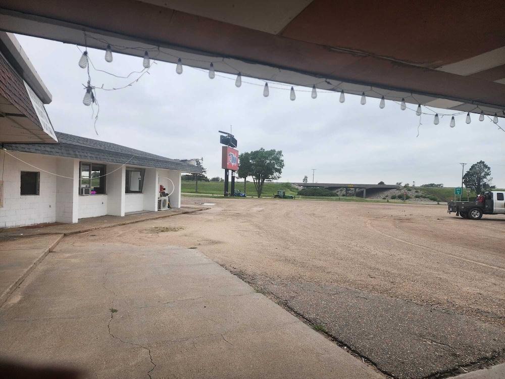 First Inn By OYO Quinter Hwy 70 photo 12