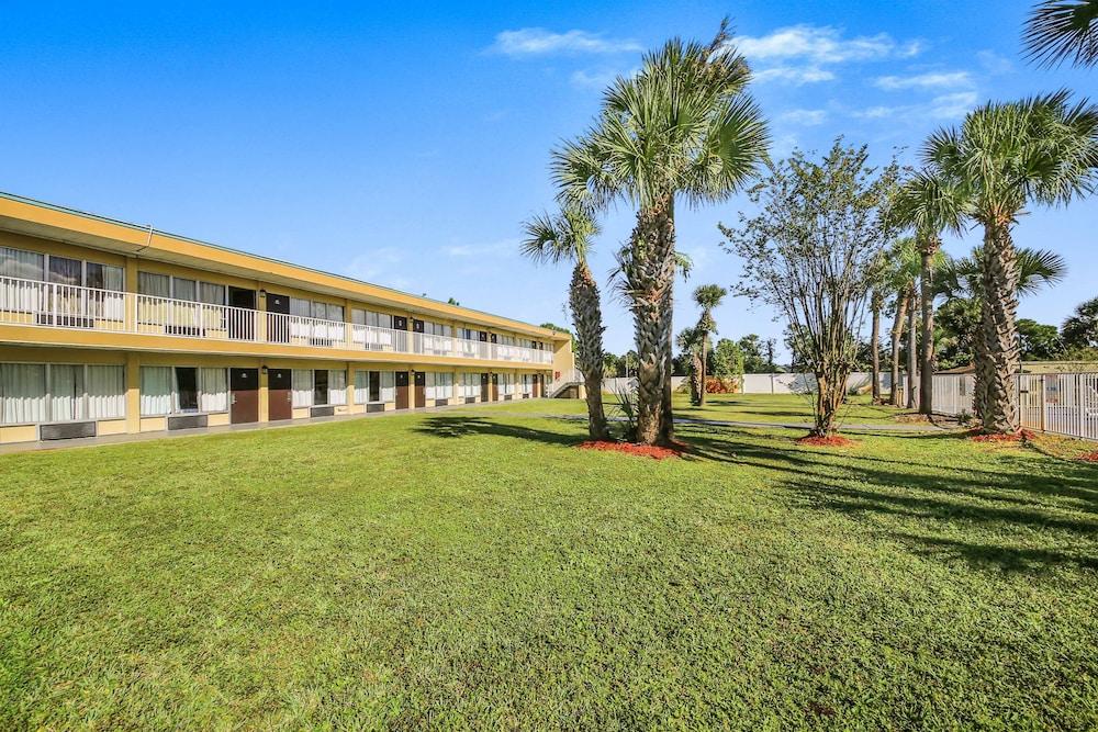 Econo Lodge Daytona Beach - Speedway photo 22