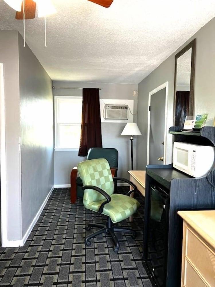 Hawkeye Motel photo 28
