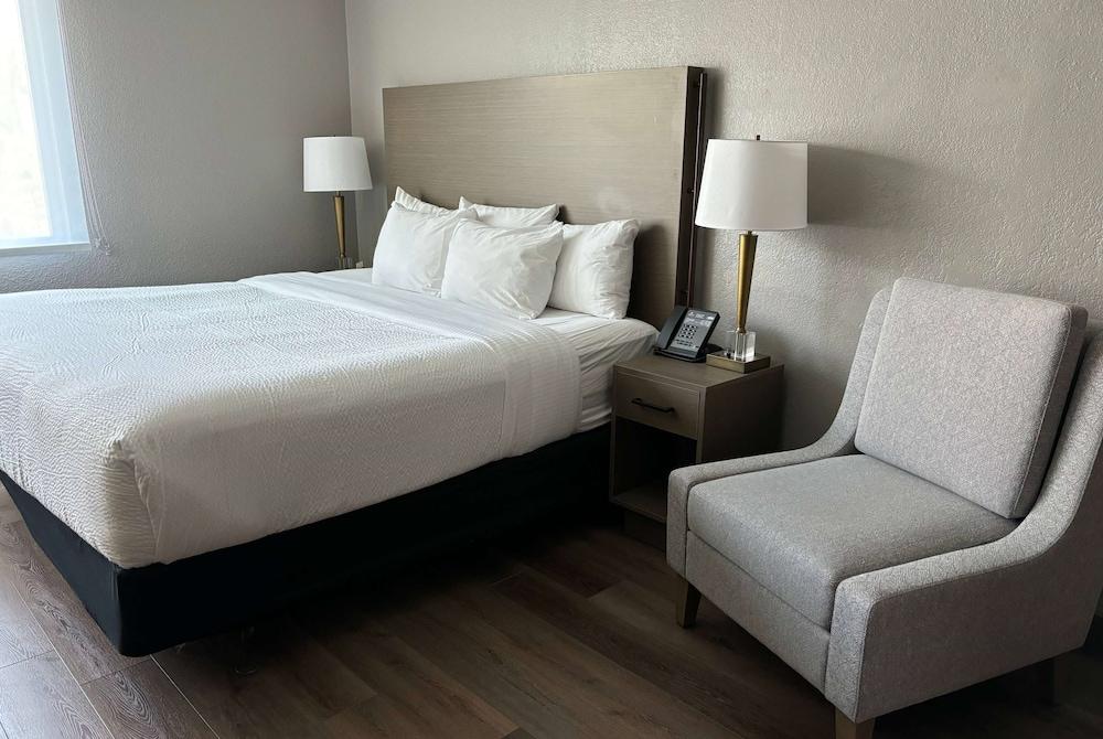 La Quinta Inn & Suites by Wyndham Ft Lauderdale Cypress Cr photo 25