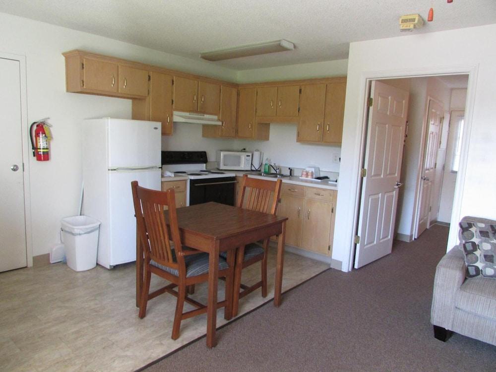 Douglas Inn & Suites photo 27