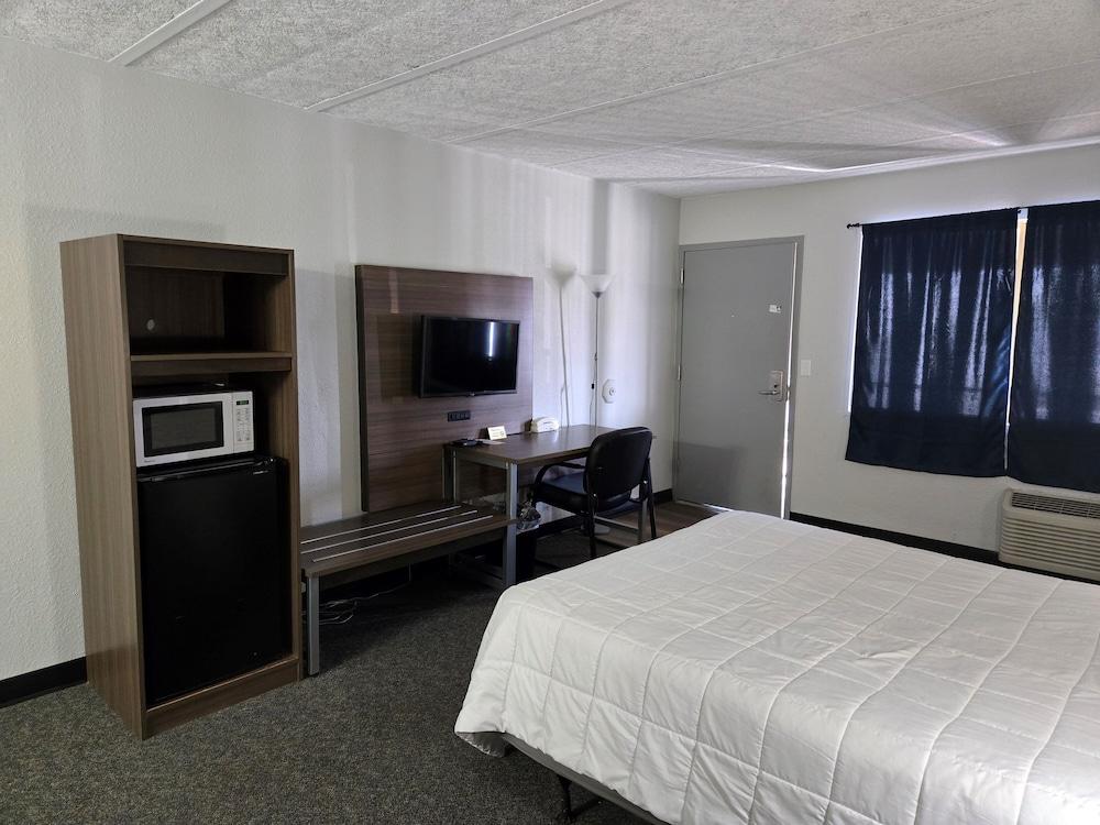 Home-Towne Lodge photo 9