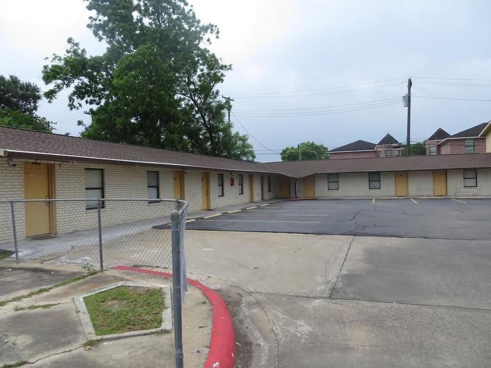 Travel Inn & Suites photo 12
