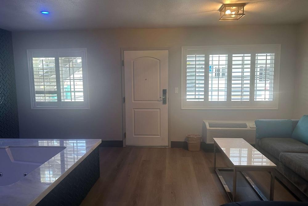 Super 8 by Wyndham Oceanside Downtown photo 28