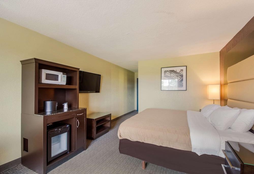 Clarion Inn photo 18