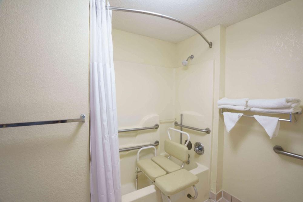Travelodge by Wyndham Montgomery East photo 26