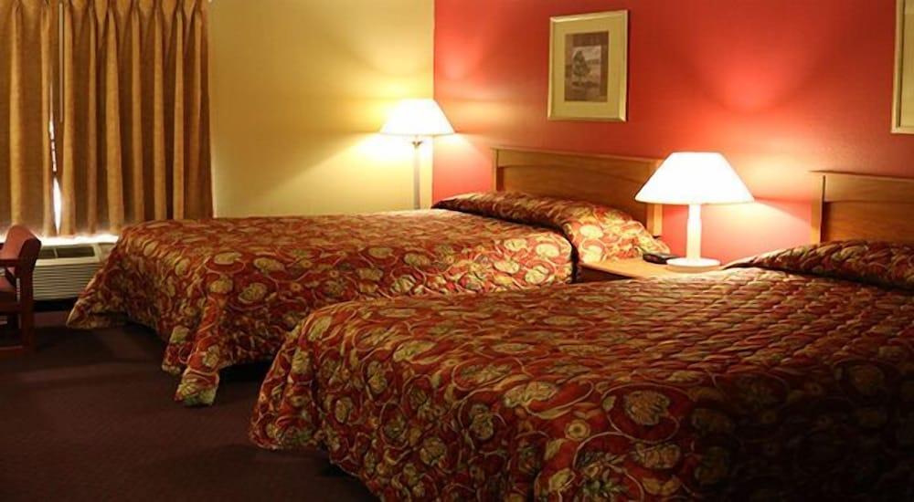 HomeTown Inn & Suites photo 2