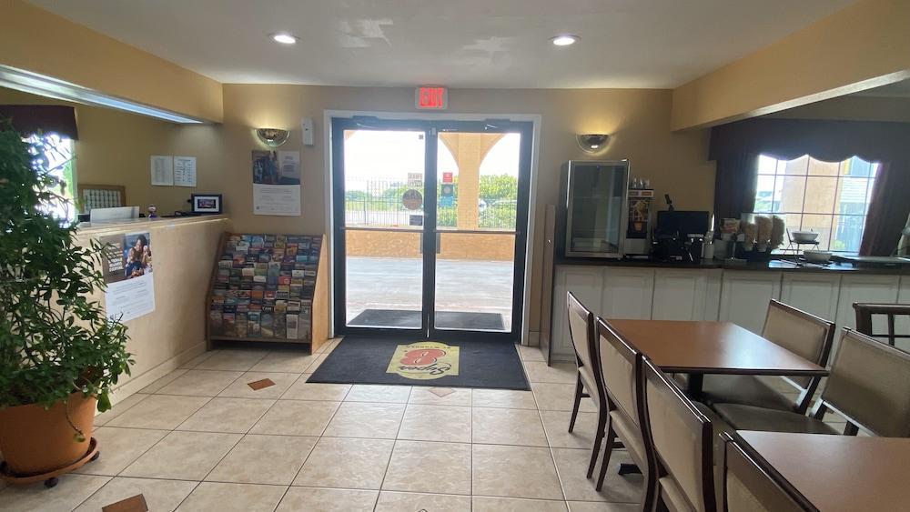 Super 8 by Wyndham Decatur Texas photo 10