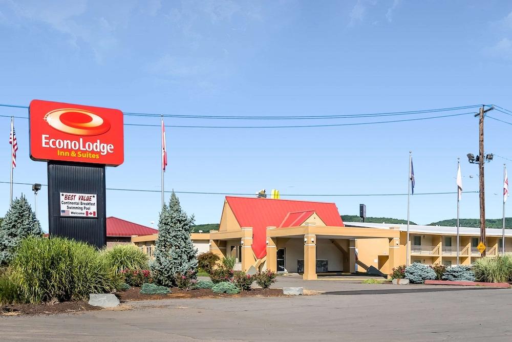 Econo Lodge Inn And Suites photo 26