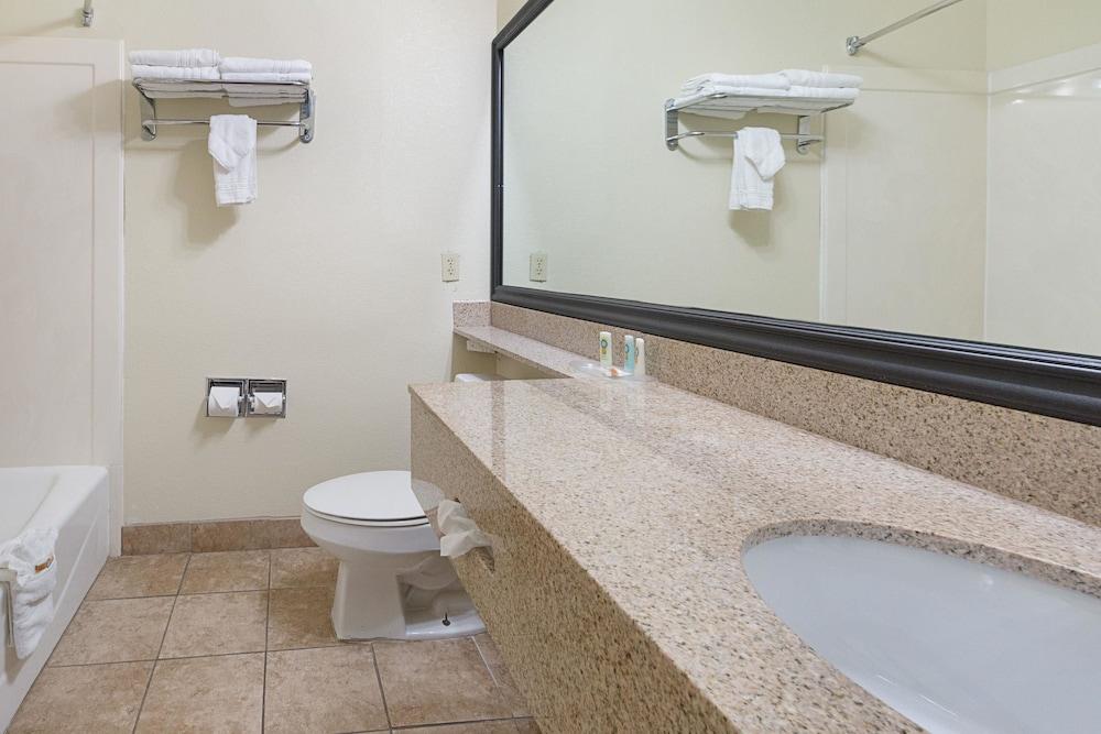 Quality Suites Temple I-35 photo 12