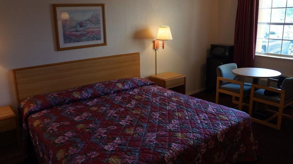 Travelers Inn photo 25