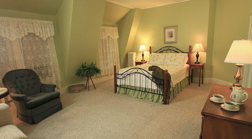 Fullerton Inn photo 17