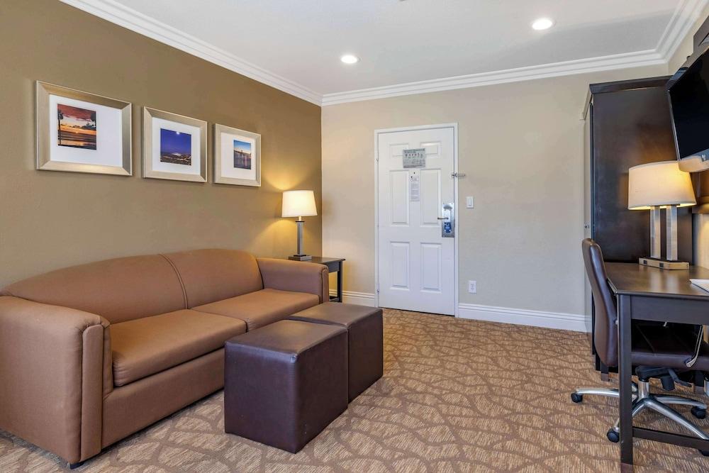 Comfort Suites San Clemente Beach photo 29