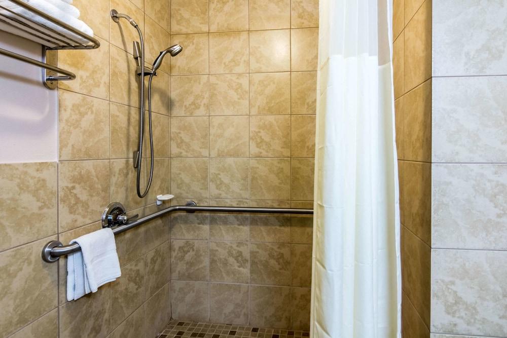 The Plaza Inn & Suites photo 19