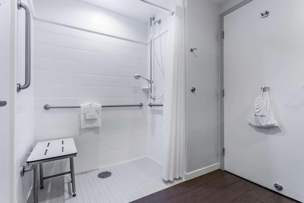 Hampton Inn Milwaukee-Airport photo 17