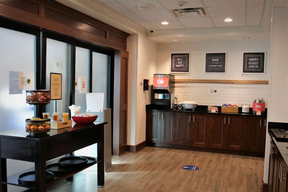 Hampton Inn & Suites Jacksonville - Beach Blvd/Mayo Clinic photo 46