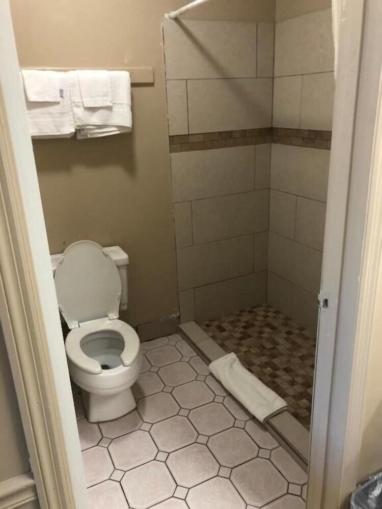 Travelers Inn photo 15