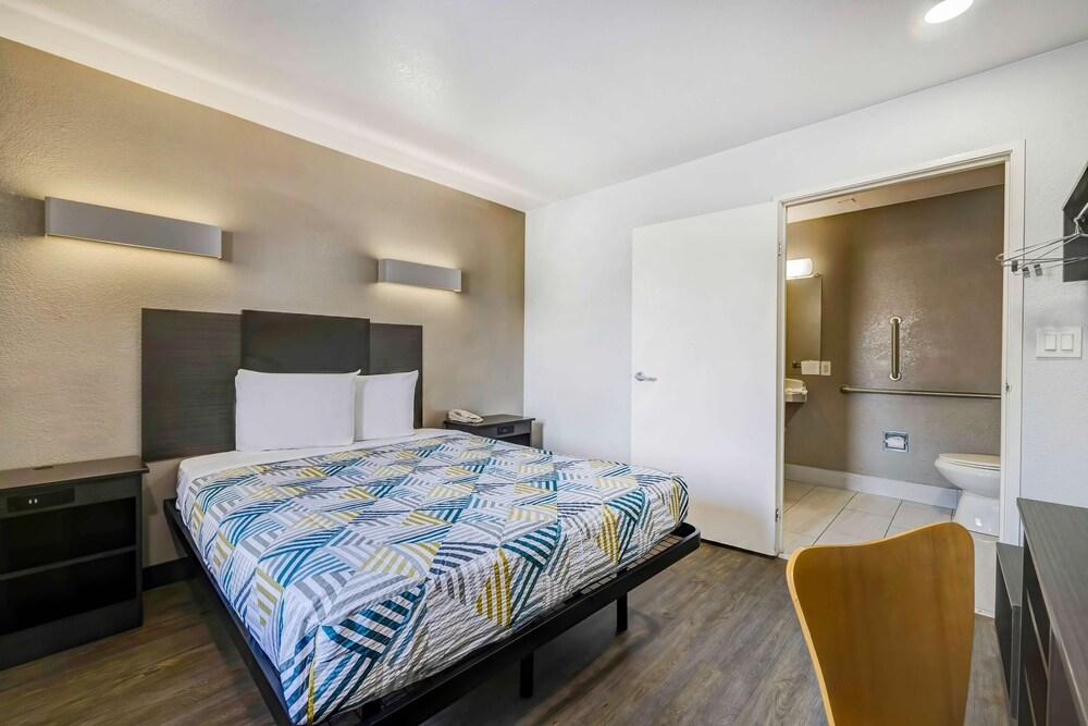 Motel 6 Denton, TX - UNT photo 21