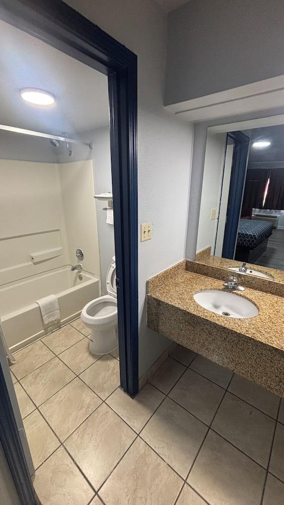 Galaxy Inn & Suites photo 7