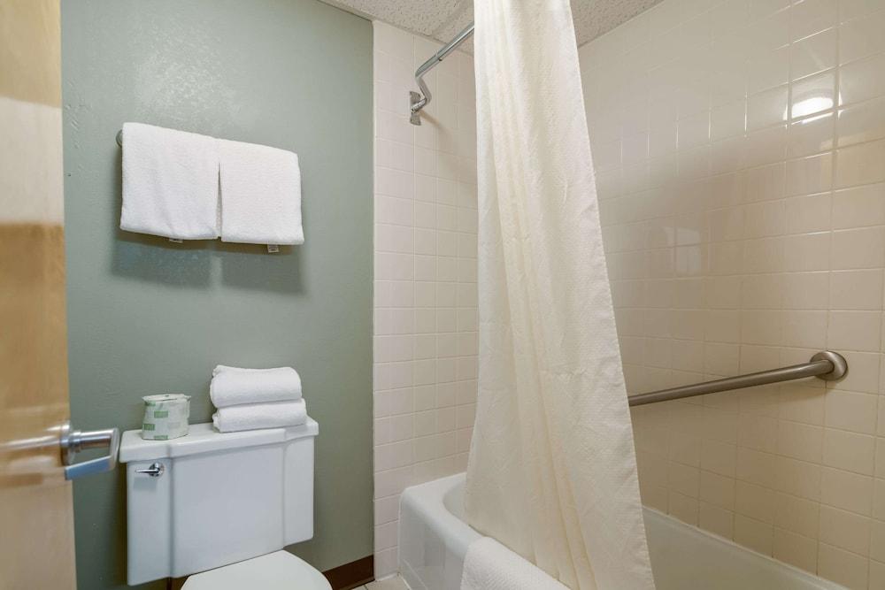 Quality Inn & Suites Auburn I-95 photo 11