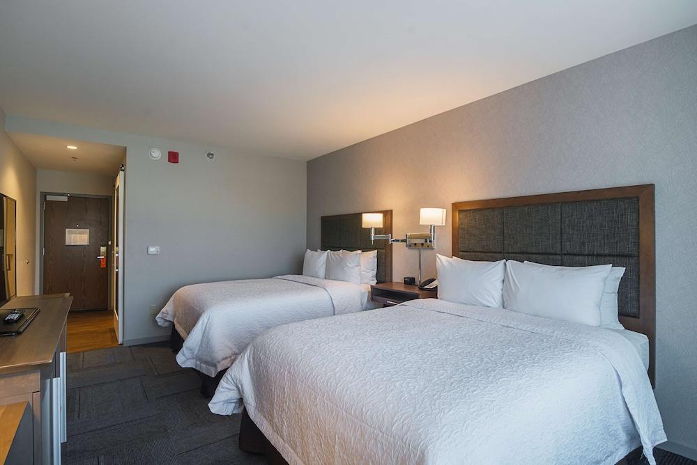 Hampton Inn Chicago North-Loyola Station photo 11